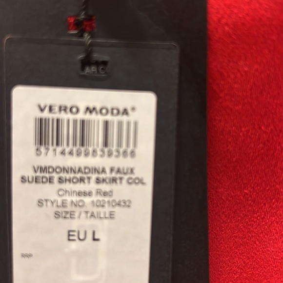 Very Moda Faux suede skirt in a beautiful shade of red. - Picture 4 of 7